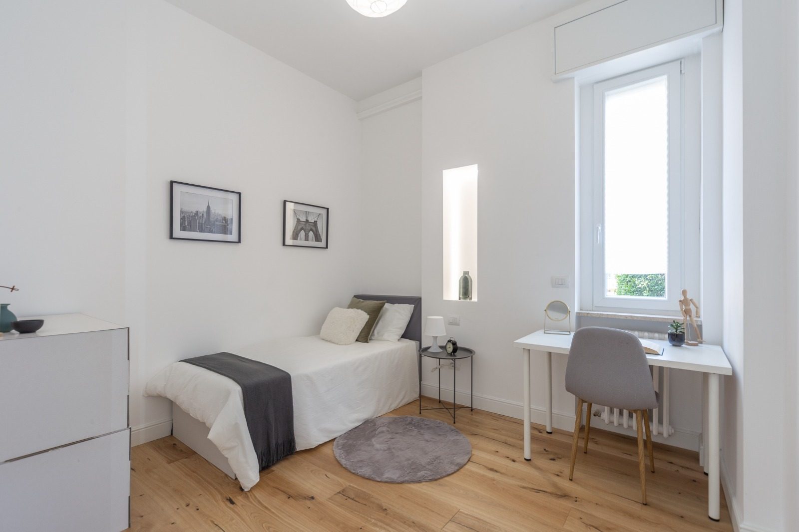 Camera da letto ristrutturata con parquet in rovere e finestra nuova