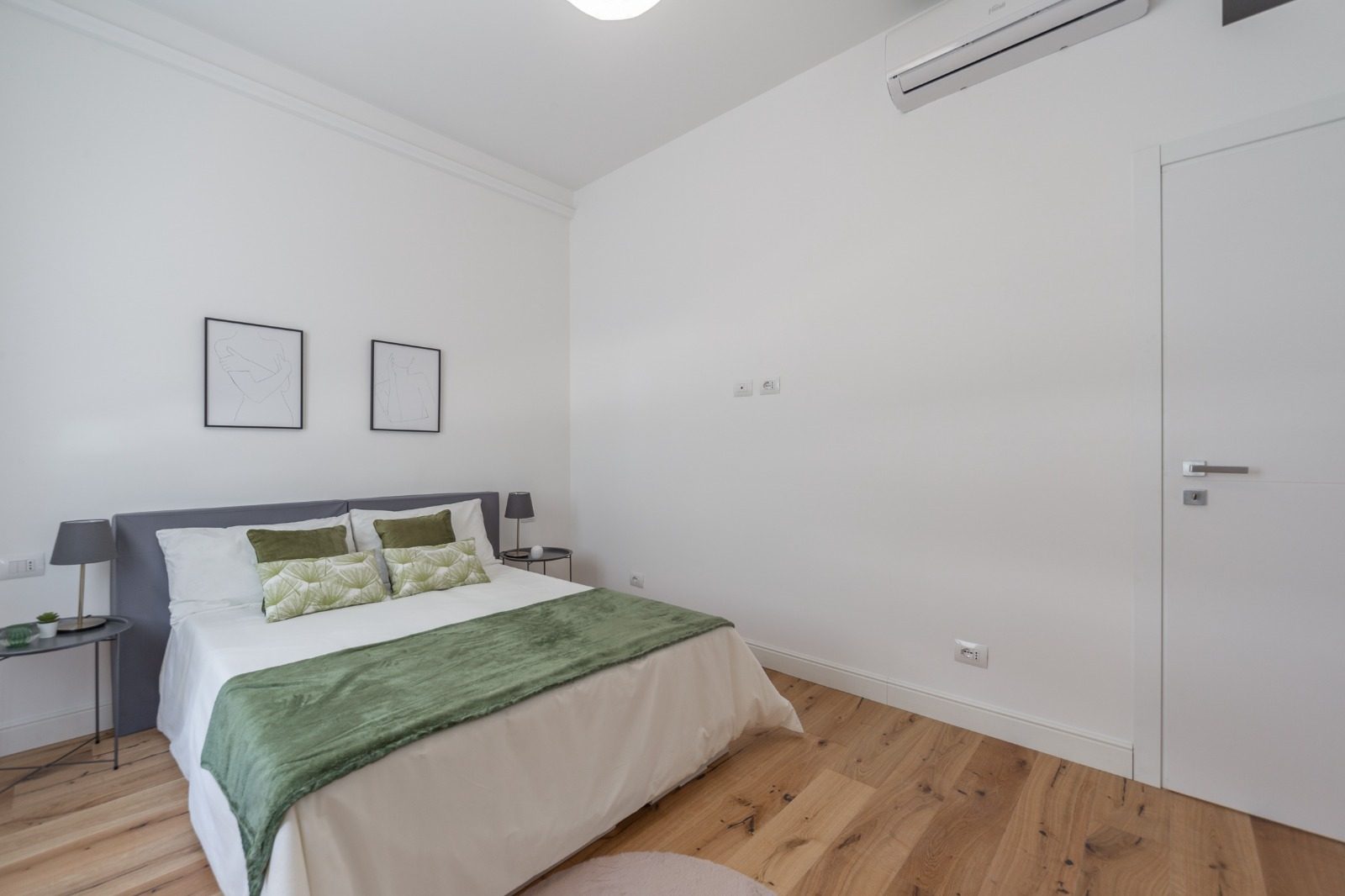 Camera matrimoniale finita, con parquet e serramenti nuovi