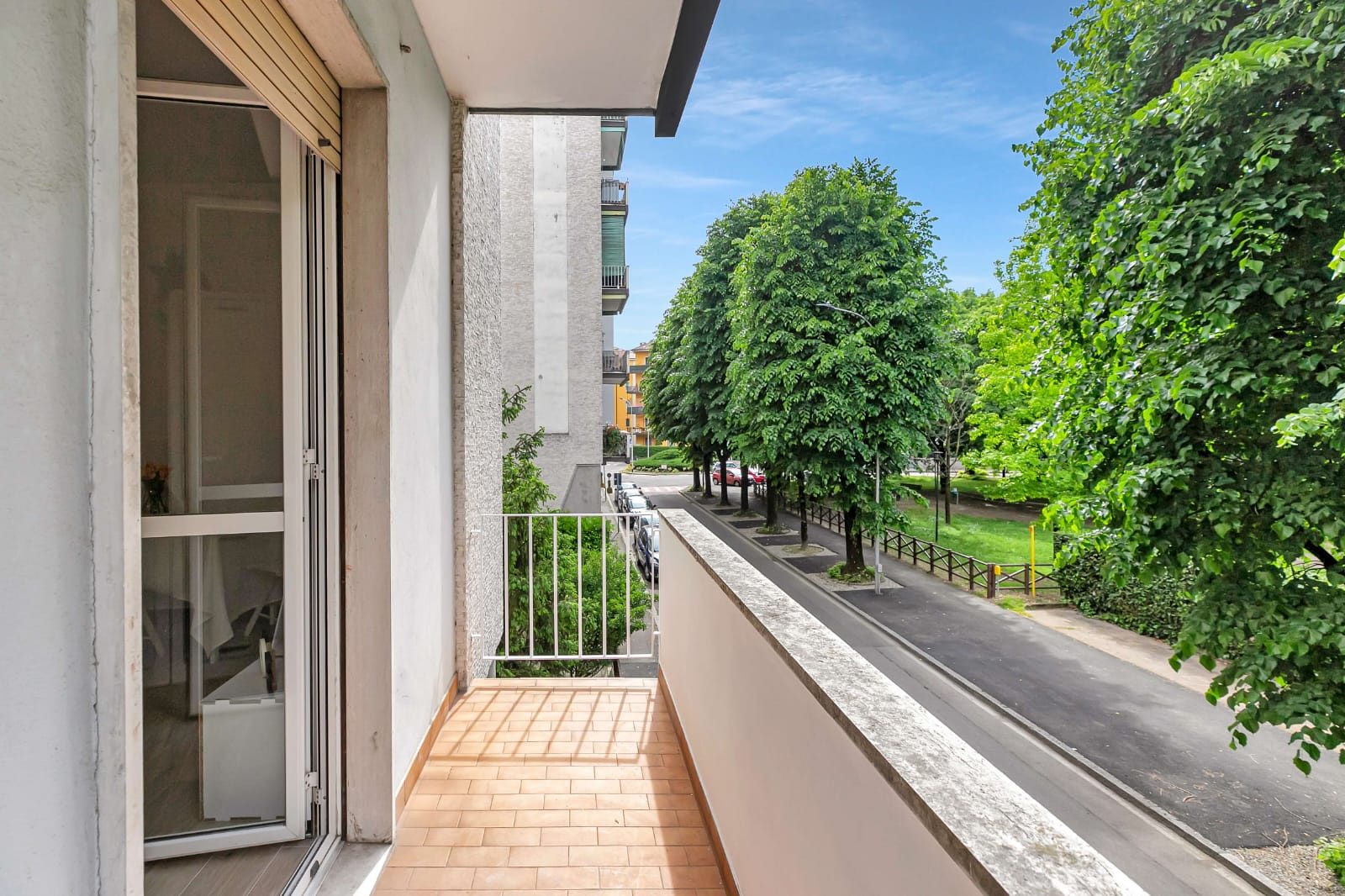 Balcone dell'appartamento ristrutturato affacciato sul verde