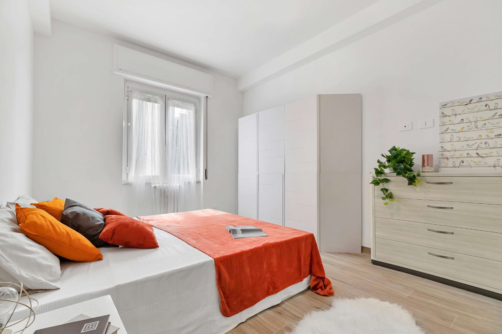 Camera da letto finita, con cassettiera e parete attrezzata