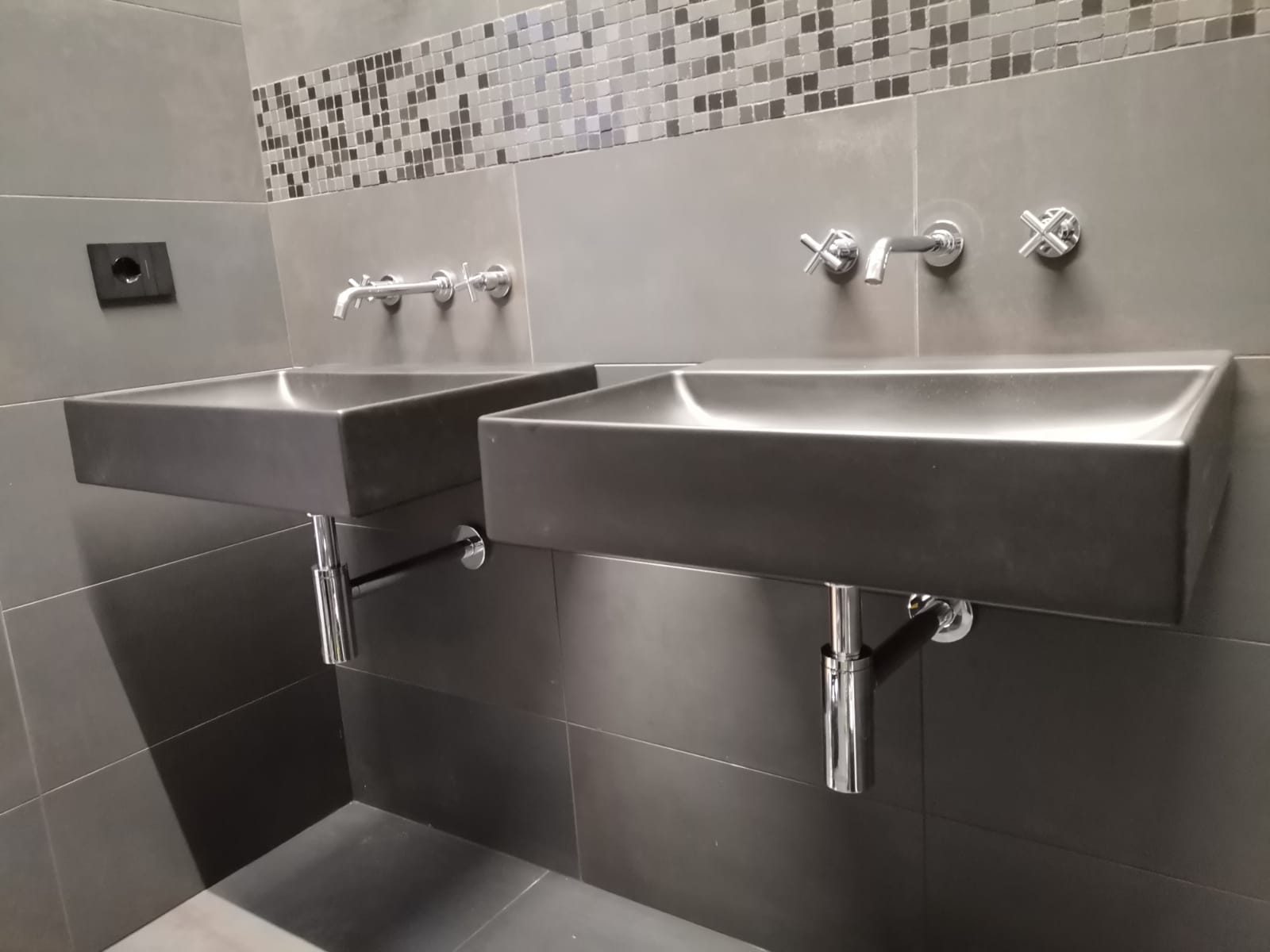 Doppio lavabo in finitura metallo con rubinetteria a incasso