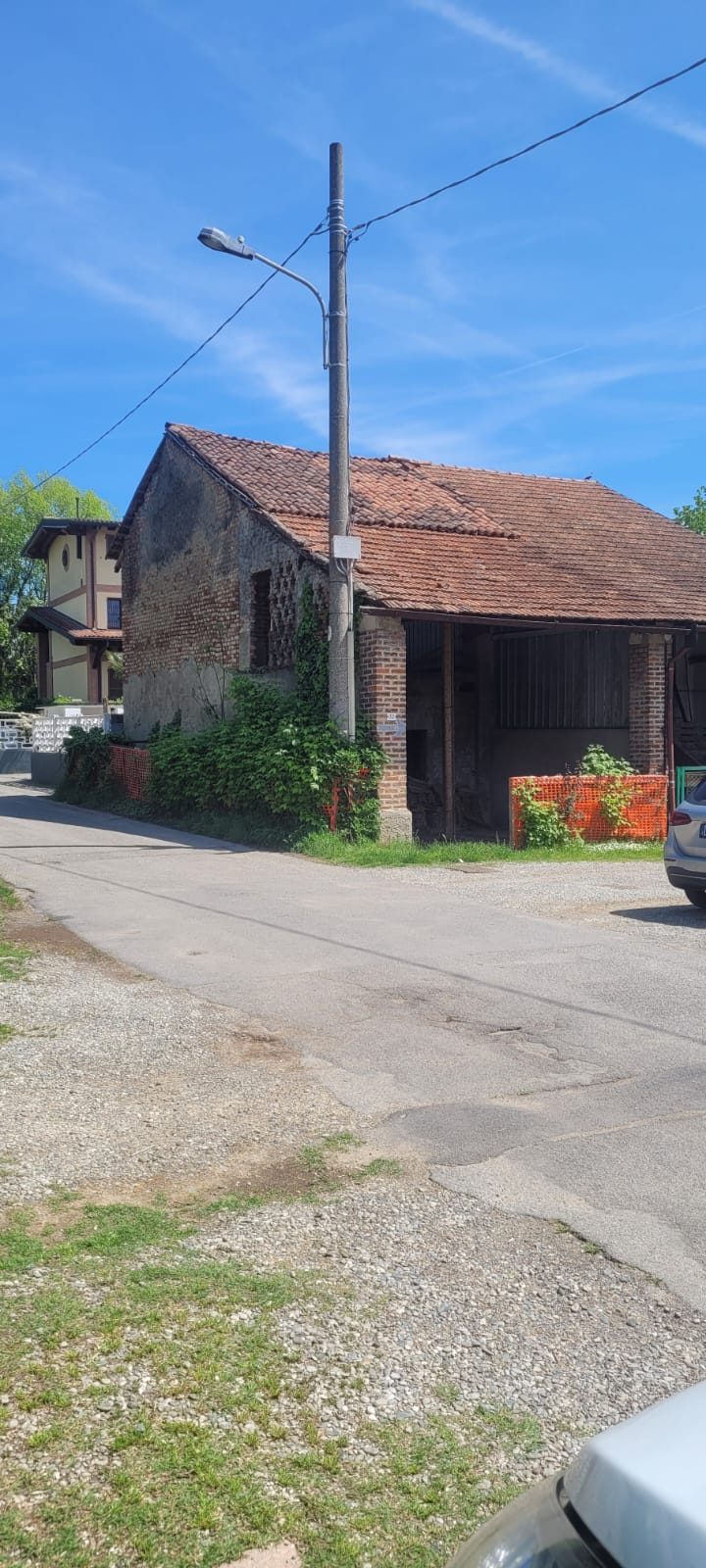 Fabbricato rurale in mattoni pieni con copertura in coppi, allo stato di fatto prima del recupero