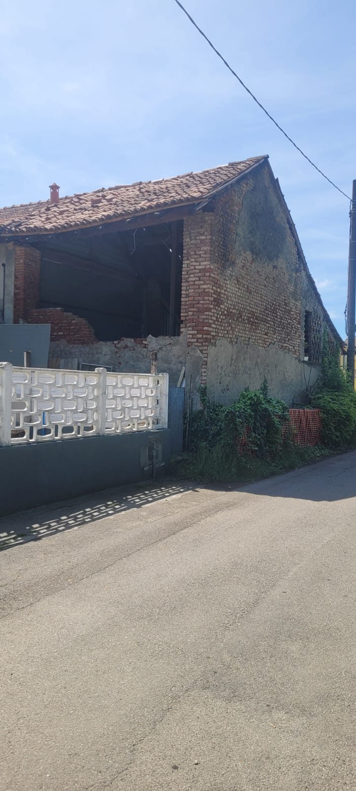 Fronte cieco del fabbricato rurale con timpano in muratura mista, prima della ricostruzione