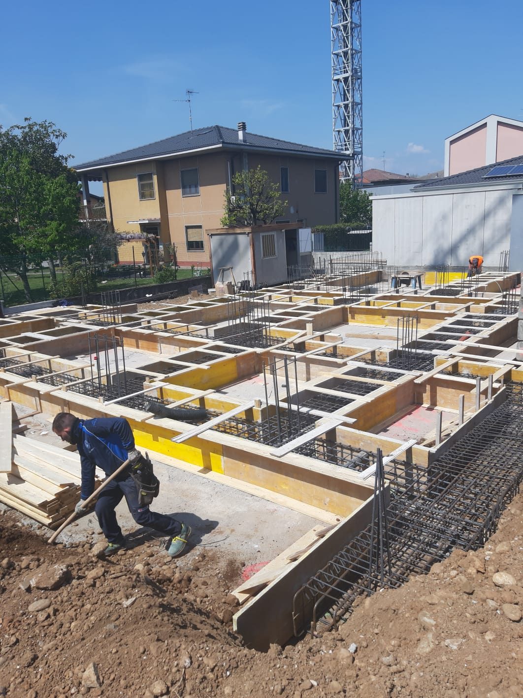 Armatura e casseratura delle travi di fondazione in cantiere