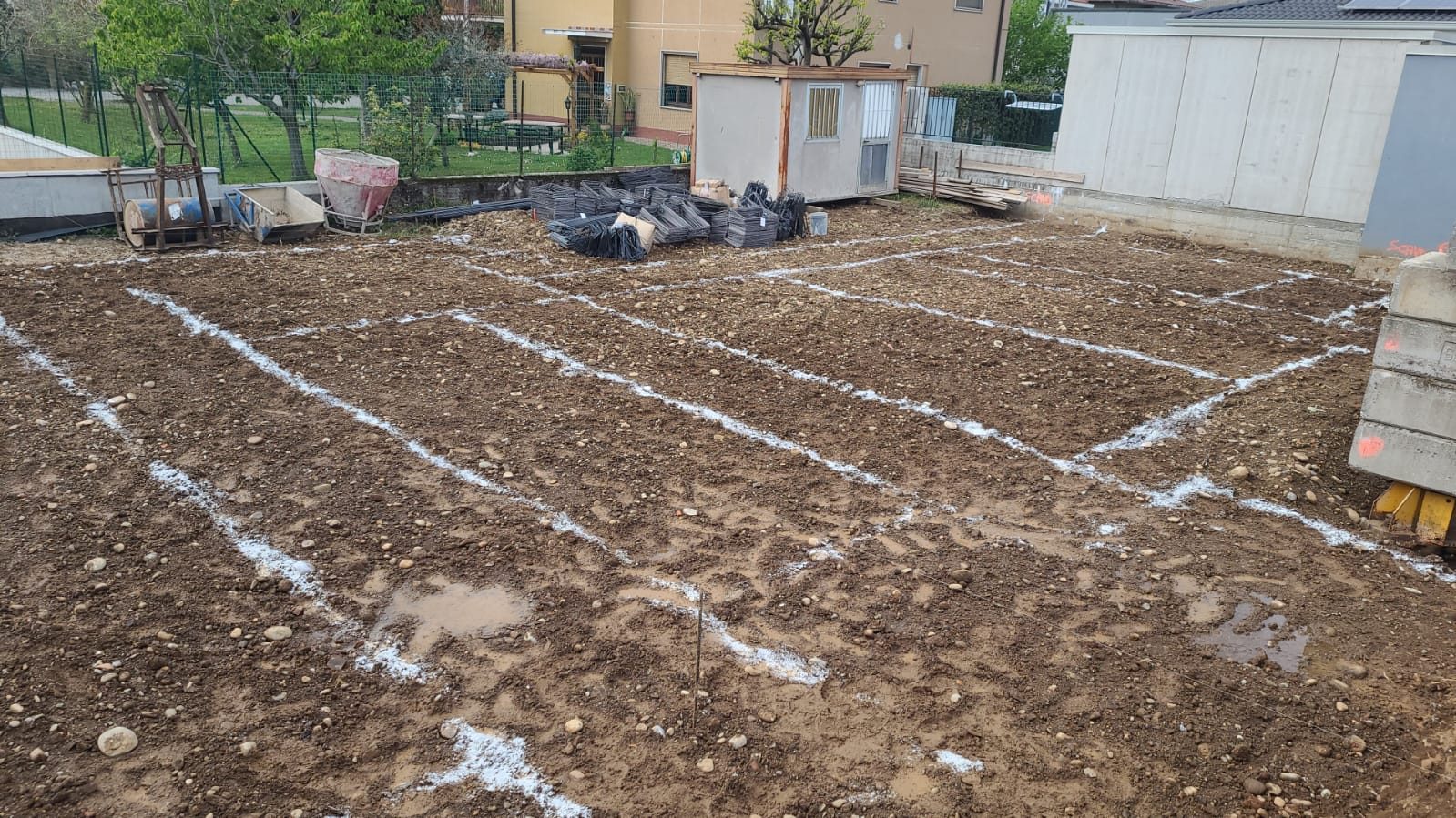 Scavo e tracciamento delle fondazioni all'inizio del cantiere