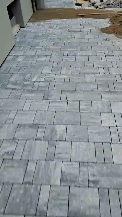 Cortile pavimentato con masselli autobloccanti appena posati