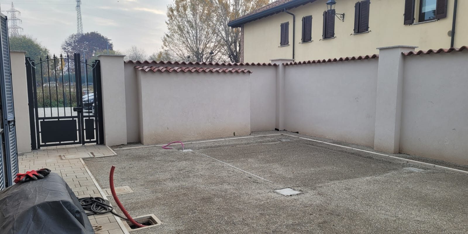 Il cortile in lavorazione, prima della pavimentazione e della pergola