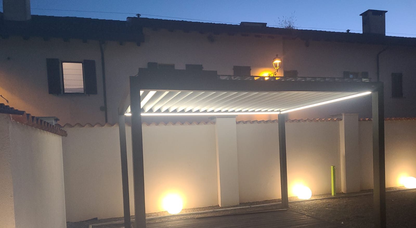 Il cortile finito con la pergola illuminata e la pavimentazione nuova