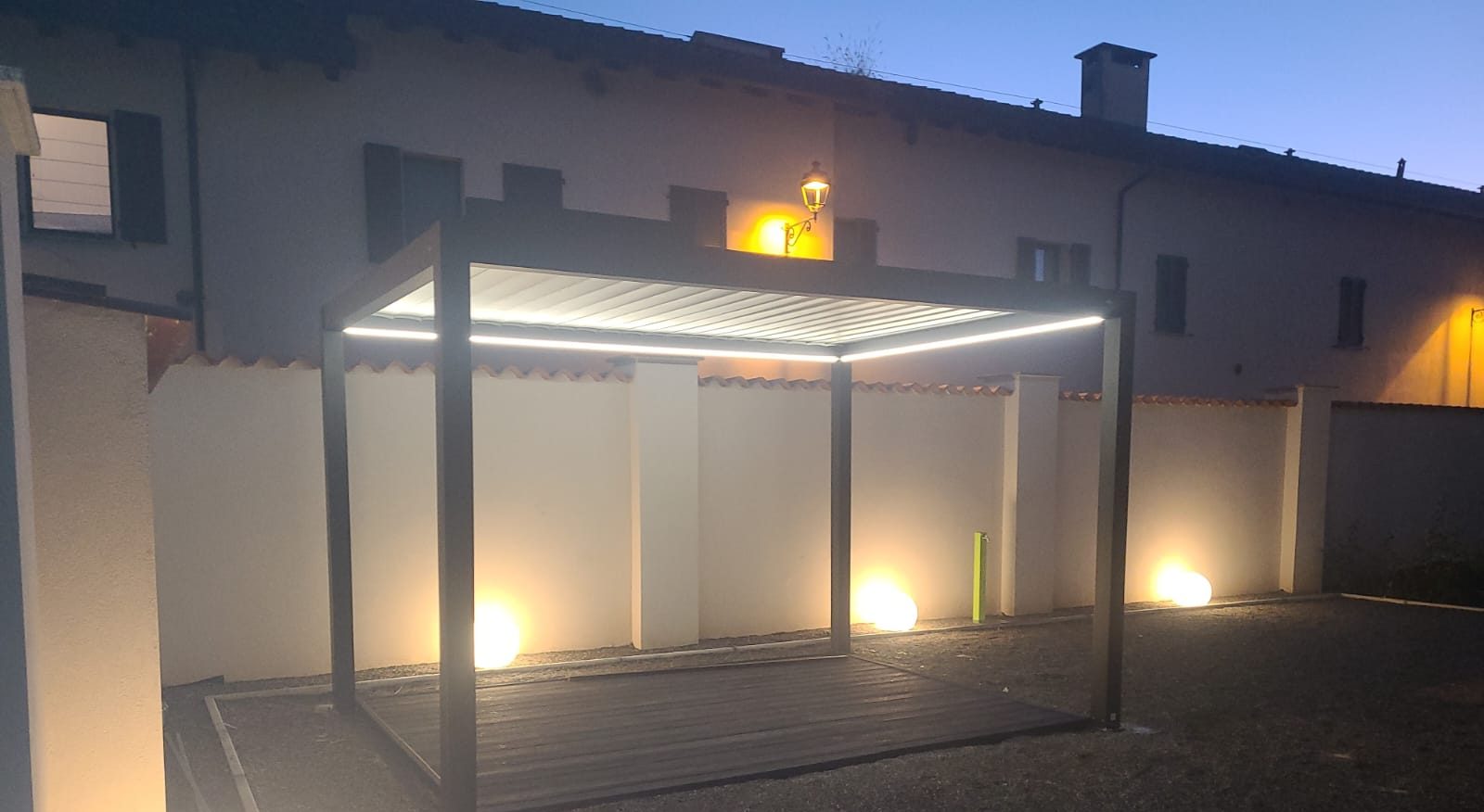 Pergola bioclimatica a lamelle orientabili con illuminazione a LED
