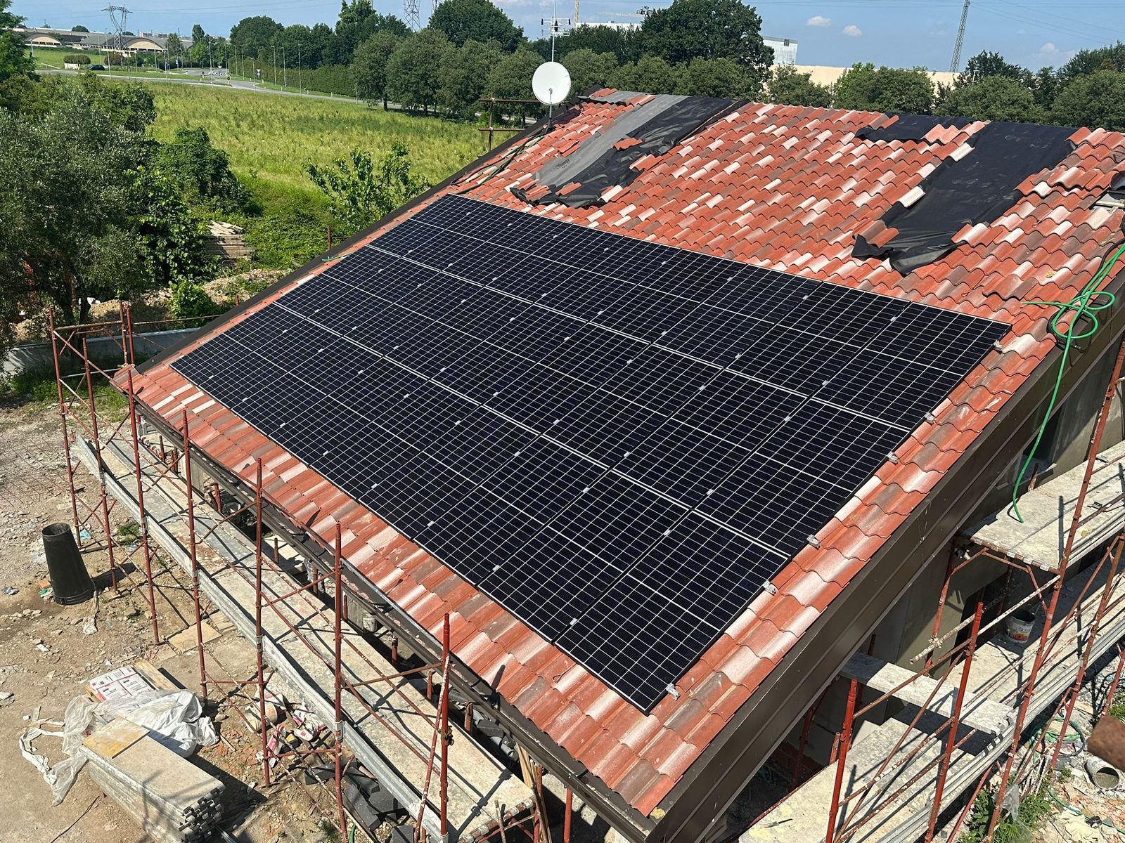 Impianto fotovoltaico installato sulla falda di un tetto in tegole
