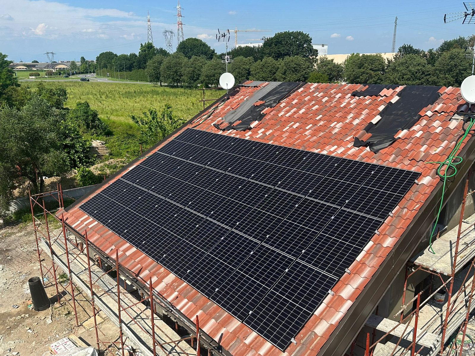 Moduli fotovoltaici posati sulla copertura durante la ristrutturazione del tetto
