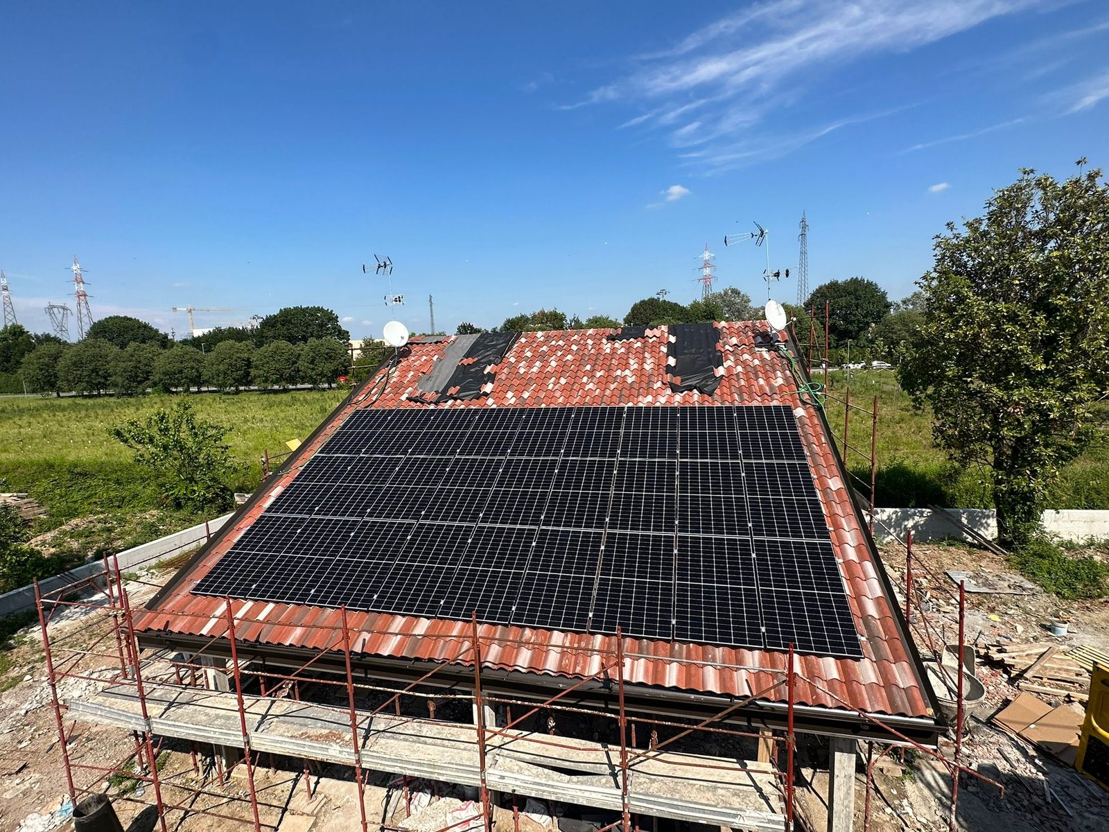 Campo fotovoltaico completato sulla copertura