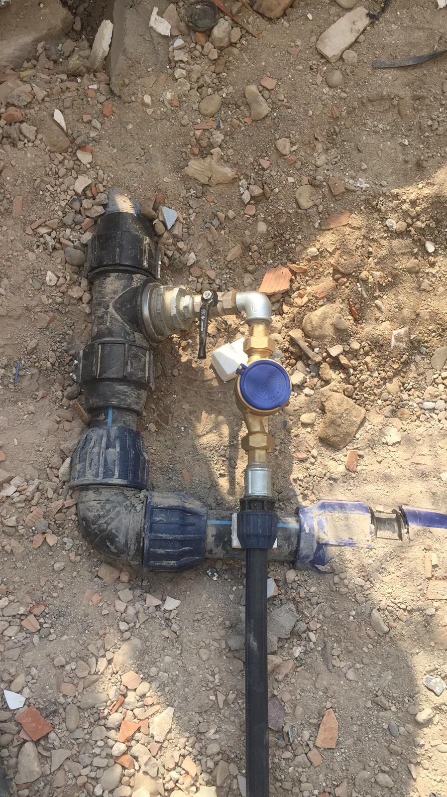 Allaccio idrico con tubo in polietilene, raccordi a compressione, valvola a sfera e contatore dell'acqua