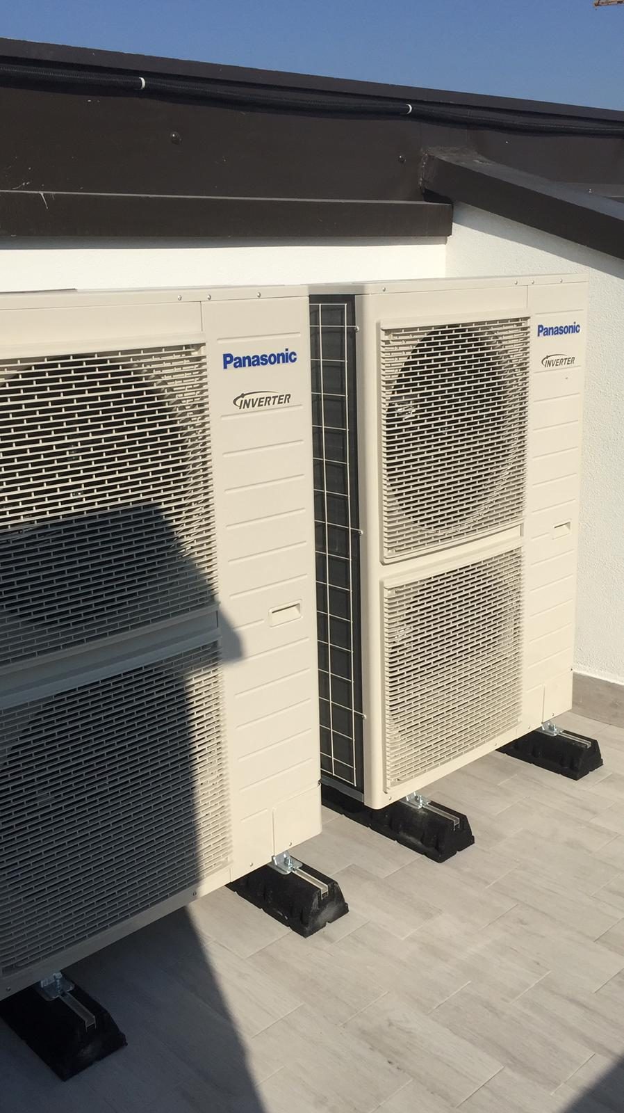 Unita esterne della pompa di calore installate sul terrazzo