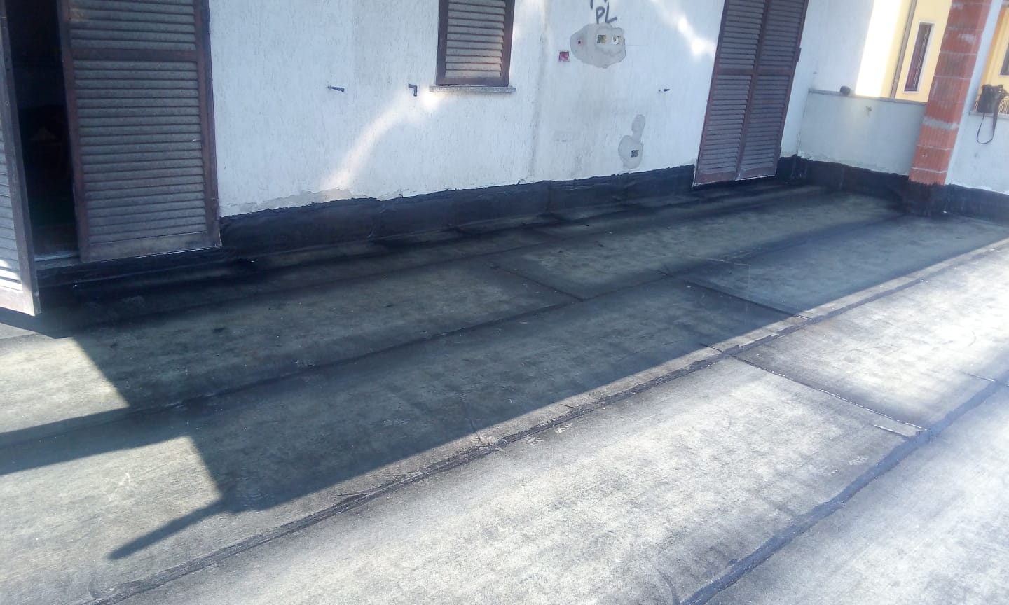 Dettaglio della guaina posata lungo il perimetro del terrazzo