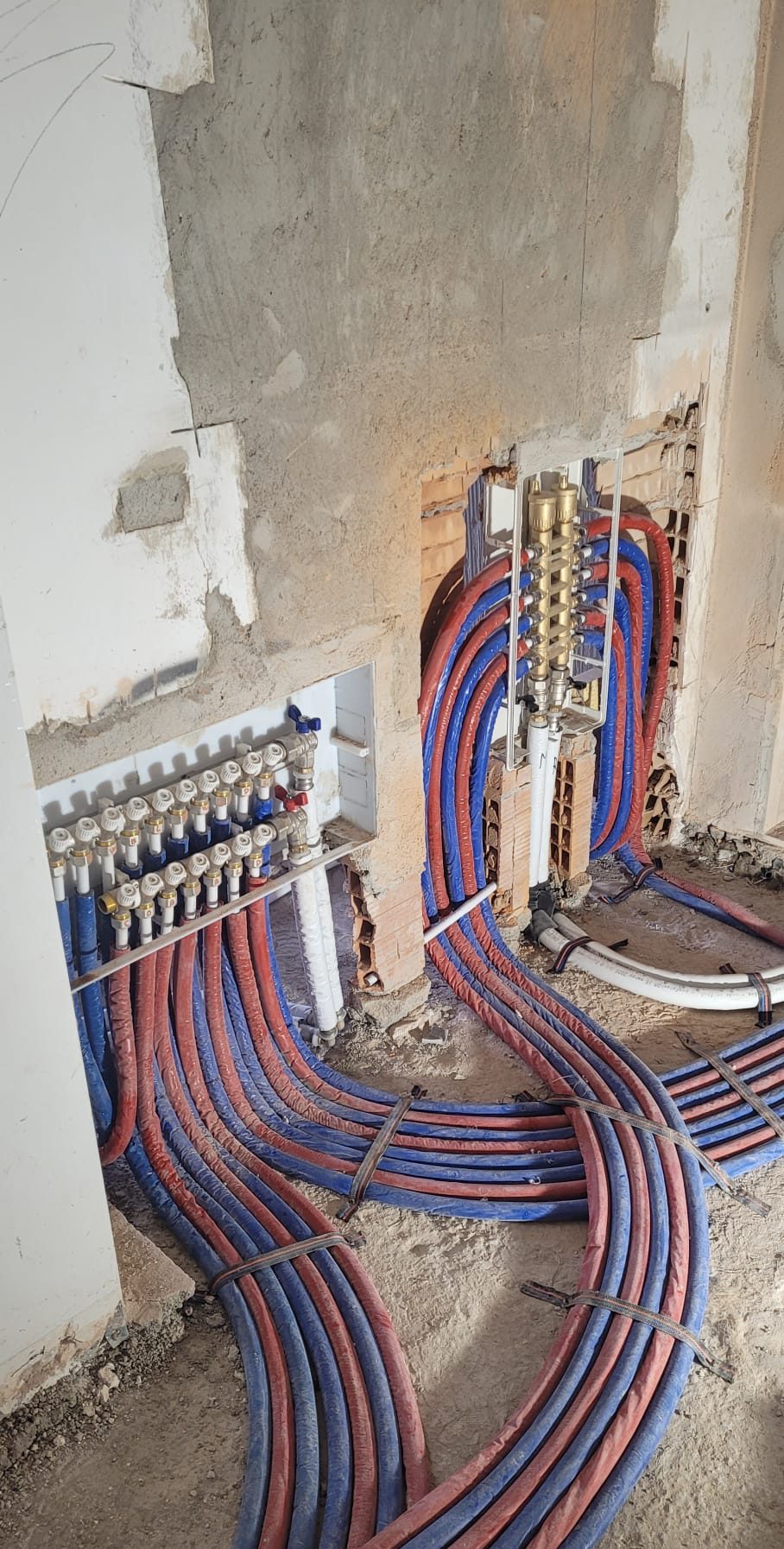 Rifacimento impianti: collettore e tubazioni multistrato posate a pavimento durante il cantiere