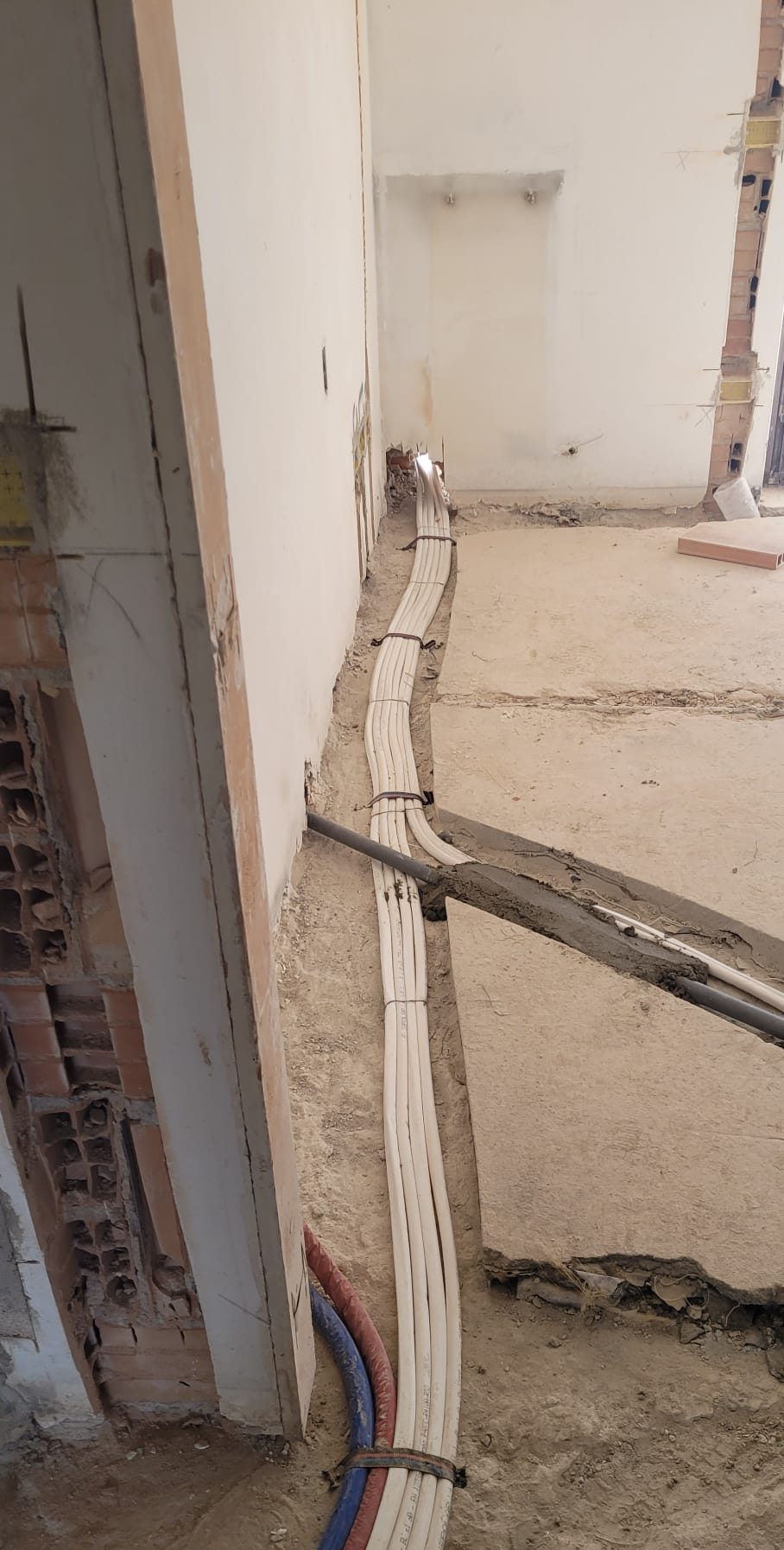 Tracce a muro e canalizzazioni durante il rifacimento degli impianti