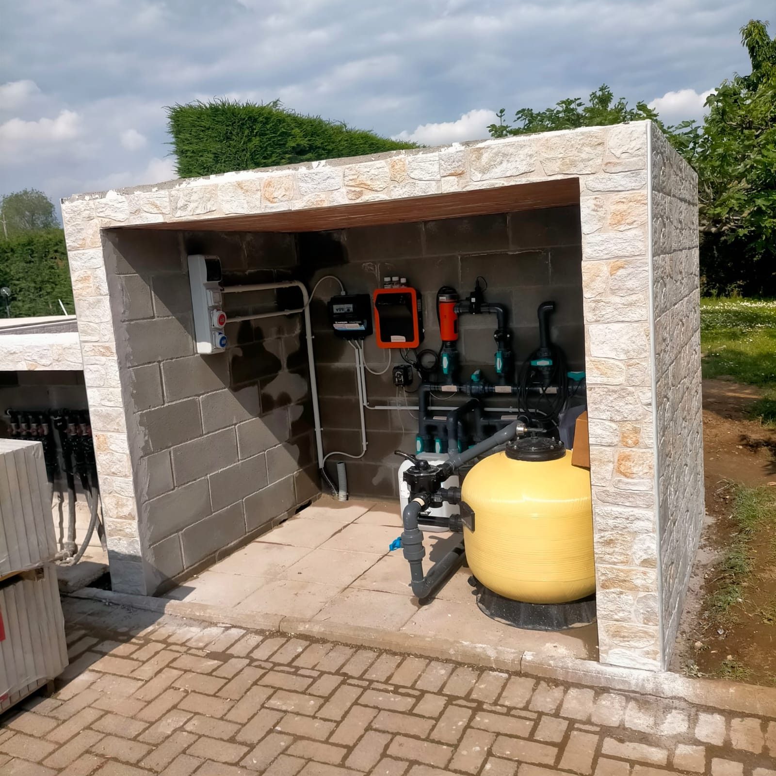 Locale tecnico della piscina con filtro a sabbia, pompa e quadro di comando