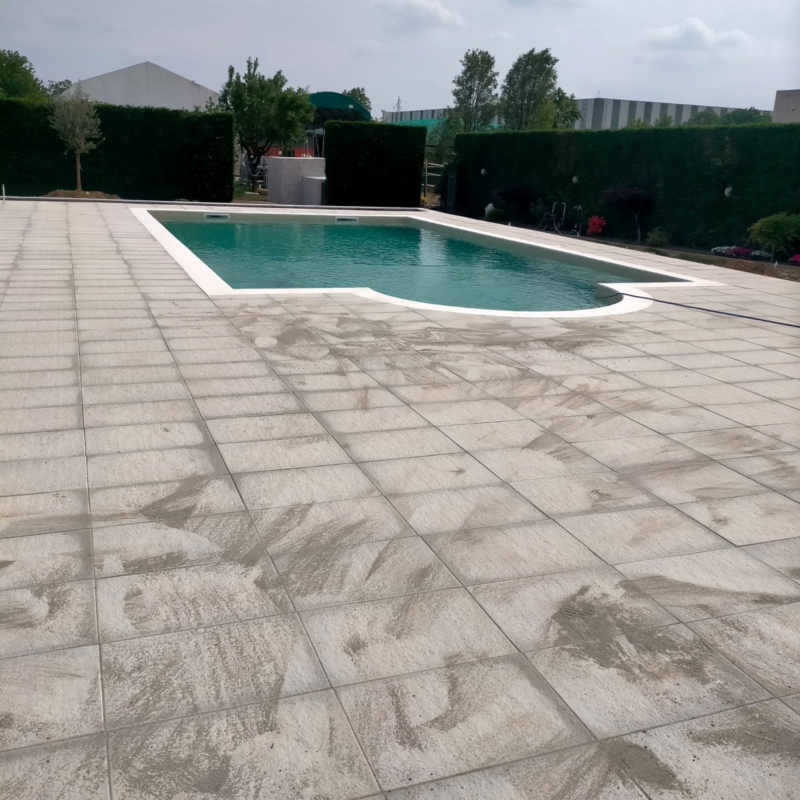 Pavimentazione in lastre attorno alla piscina finita